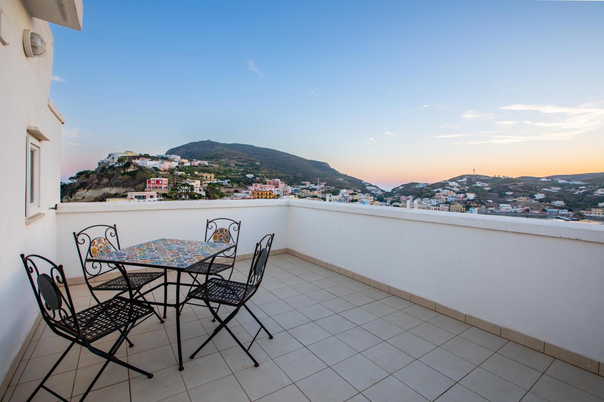 Hotel Torre Dei Borboni ปอนซา ภายนอก รูปภาพ