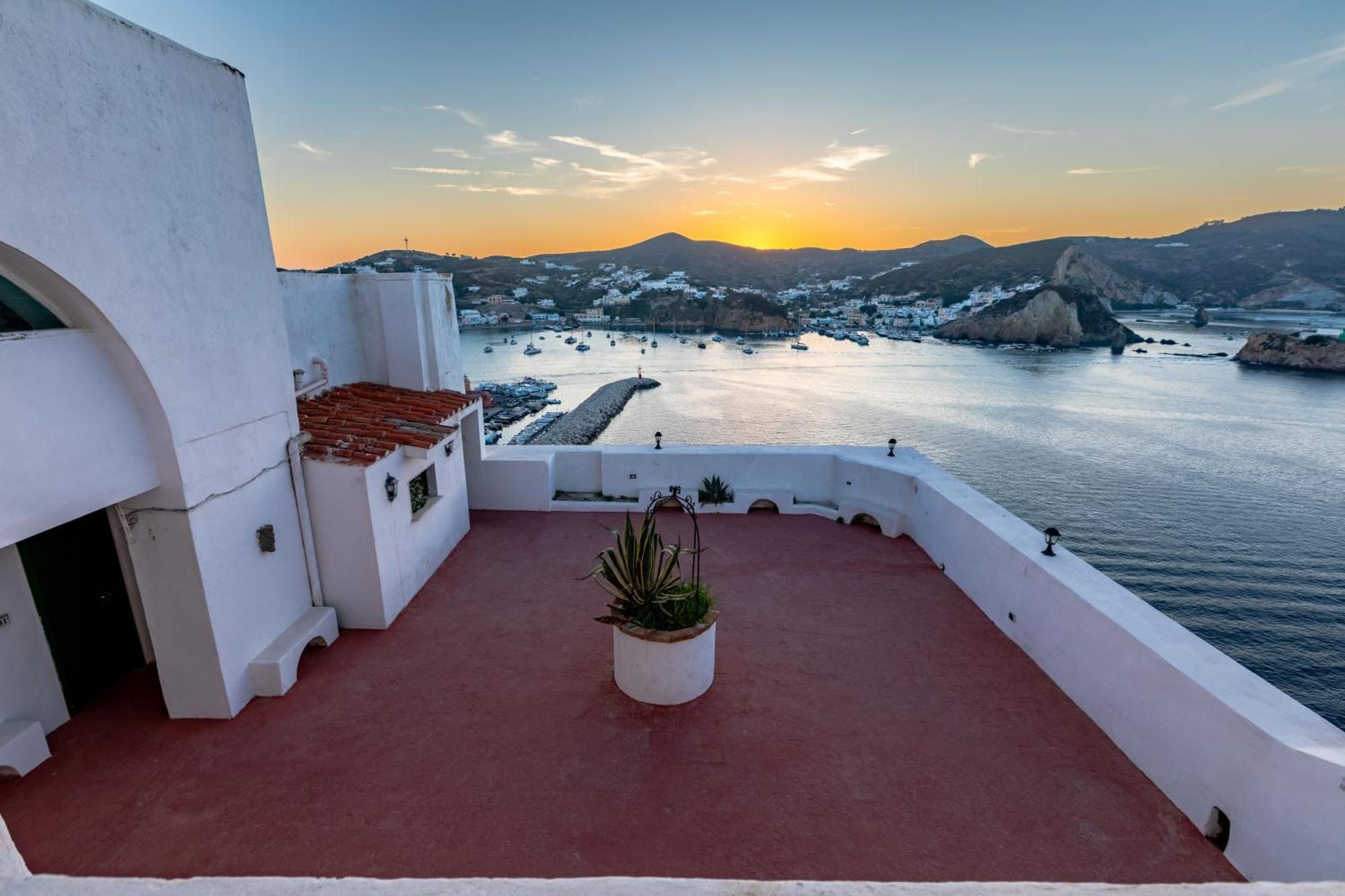 Hotel Torre Dei Borboni ปอนซา ภายนอก รูปภาพ