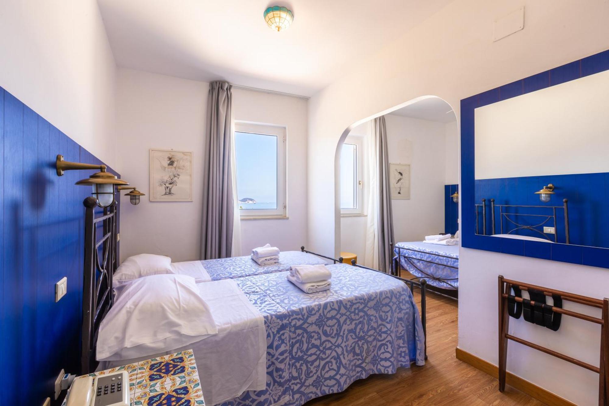 Hotel Torre Dei Borboni ปอนซา ภายนอก รูปภาพ