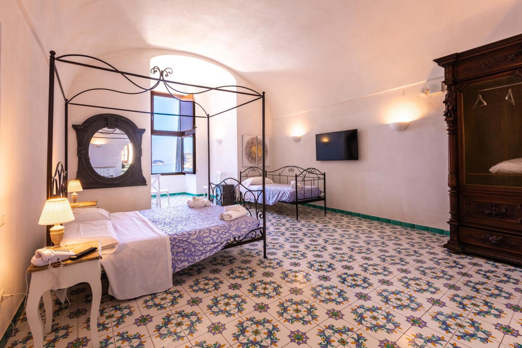 Hotel Torre Dei Borboni ปอนซา ภายนอก รูปภาพ