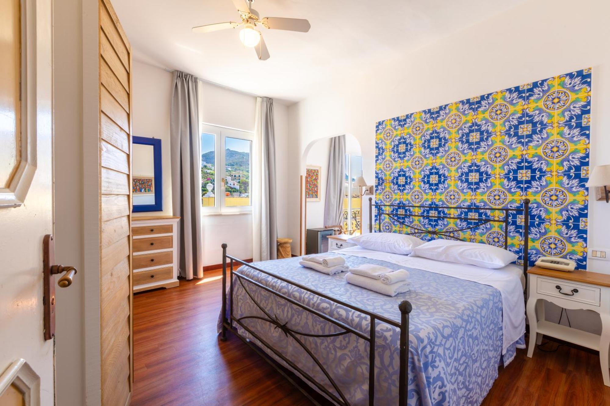 Hotel Torre Dei Borboni ปอนซา ภายนอก รูปภาพ