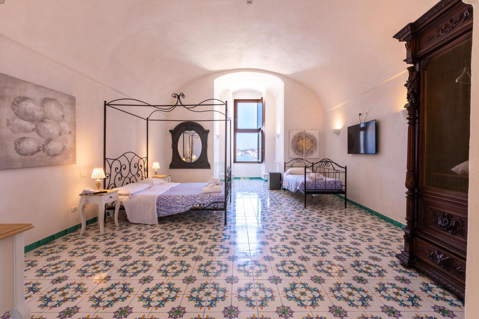 Hotel Torre Dei Borboni ปอนซา ภายนอก รูปภาพ