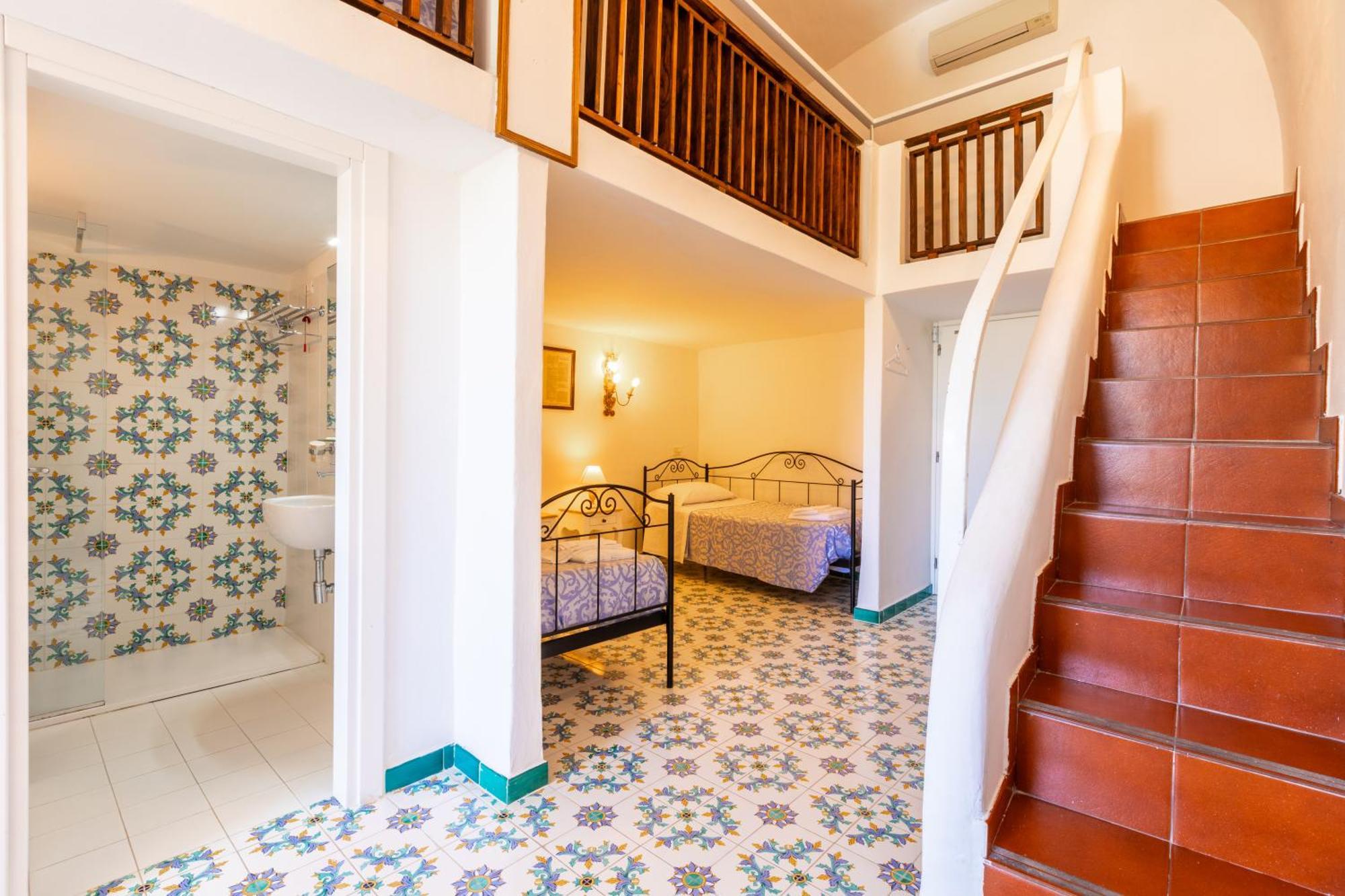 Hotel Torre Dei Borboni ปอนซา ภายนอก รูปภาพ