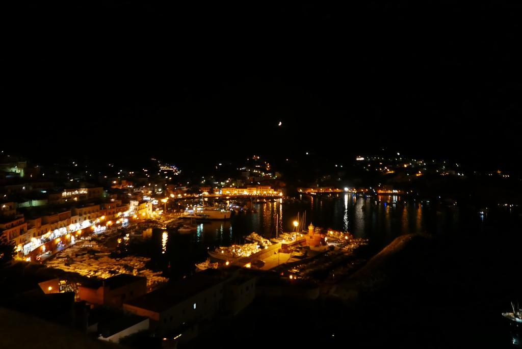 Hotel Torre Dei Borboni ปอนซา ภายนอก รูปภาพ