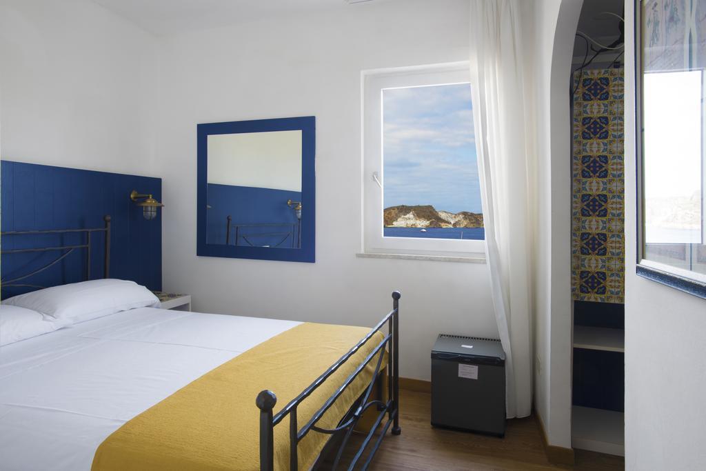Hotel Torre Dei Borboni ปอนซา ภายนอก รูปภาพ