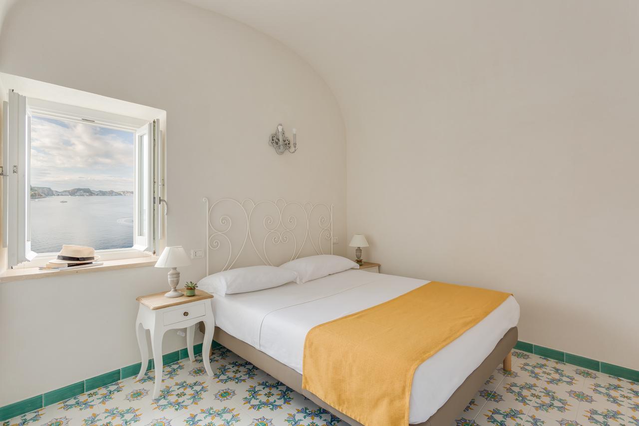 Hotel Torre Dei Borboni ปอนซา ภายนอก รูปภาพ