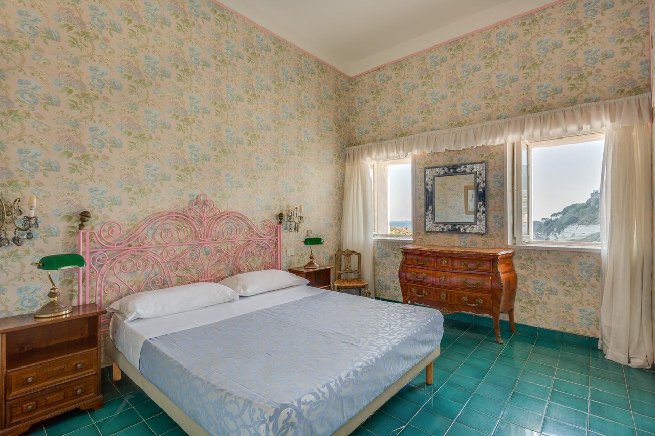 Hotel Torre Dei Borboni ปอนซา ภายนอก รูปภาพ