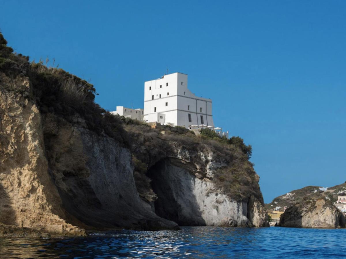 Hotel Torre Dei Borboni ปอนซา ภายนอก รูปภาพ