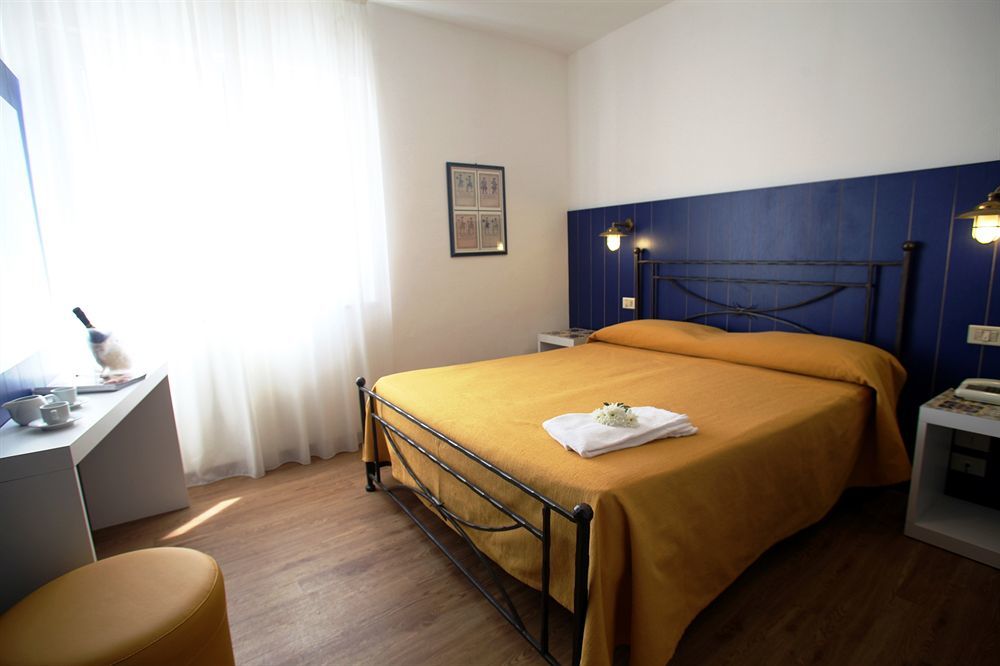 Hotel Torre Dei Borboni ปอนซา ภายนอก รูปภาพ
