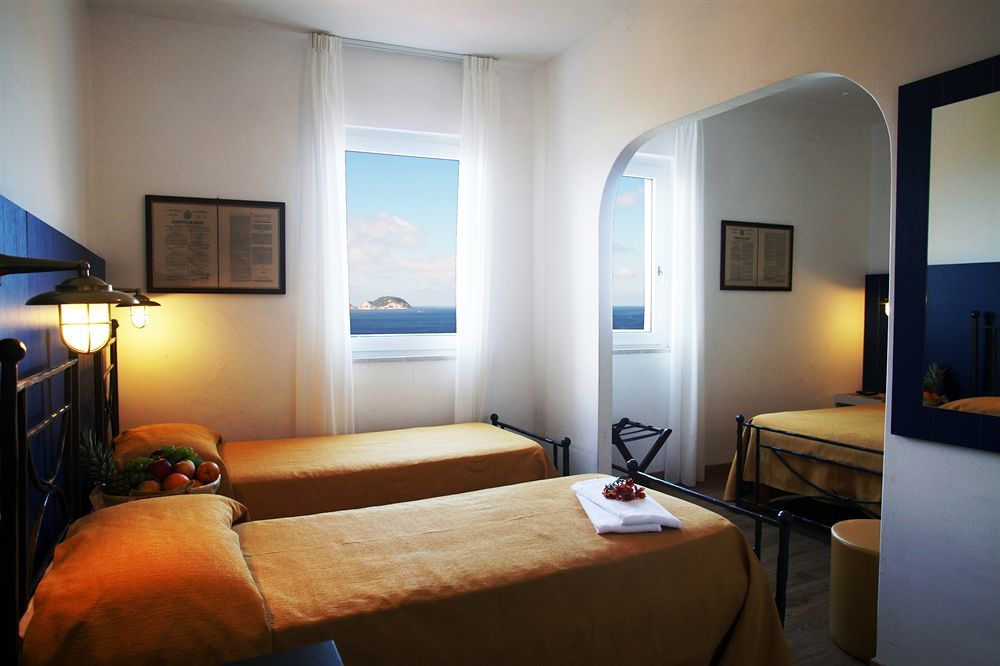 Hotel Torre Dei Borboni ปอนซา ภายนอก รูปภาพ
