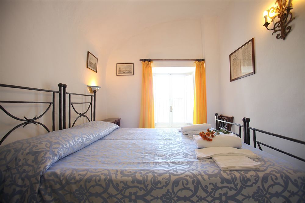 Hotel Torre Dei Borboni ปอนซา ภายนอก รูปภาพ